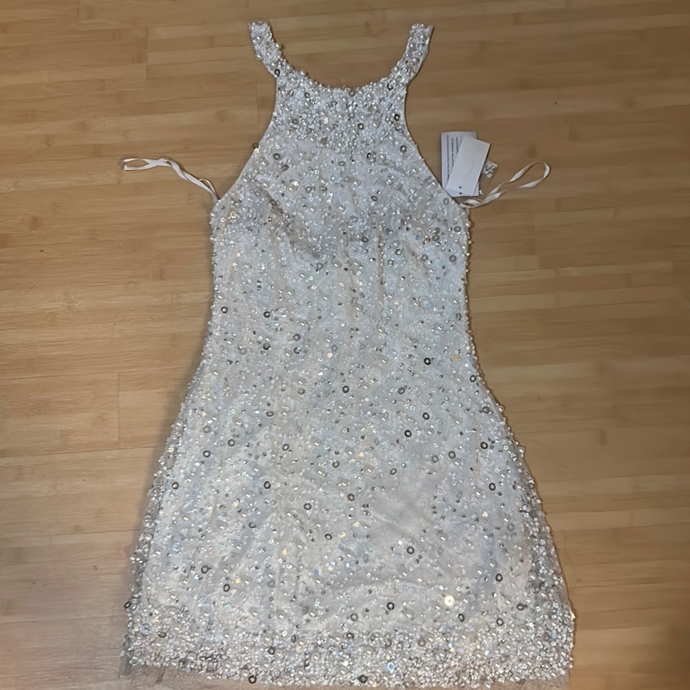 Aidan mattox dress come to the knee on a 5”4, loose fit
